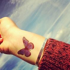 点击大图看下一张：手腕处漂亮唯美的蝴蝶纹身