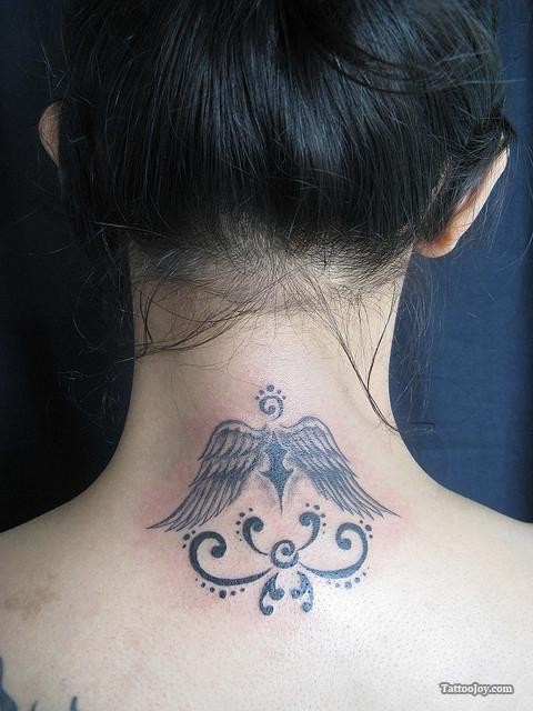 点击大图看下一张：女孩颈部小小好看的翅膀纹身