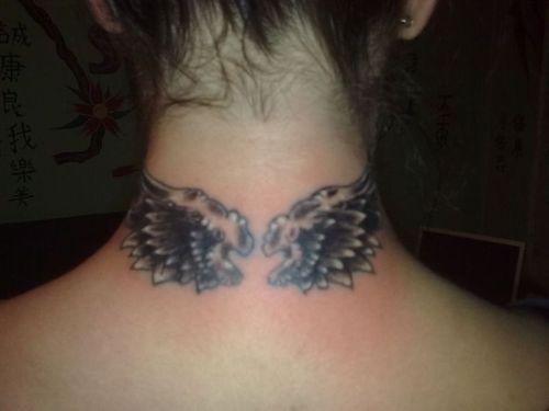 点击大图看下一张：女孩颈部小小好看的翅膀纹身图2