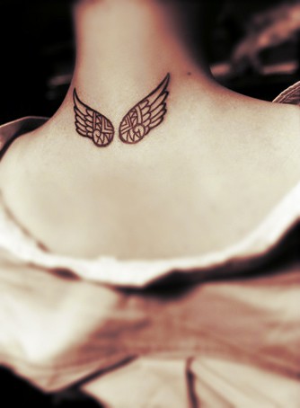 点击大图看下一张：女孩颈部小小好看的翅膀纹身图3