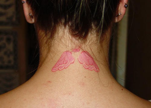 点击大图看下一张：女孩颈部小小好看的翅膀纹身图5