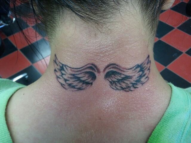 点击大图看下一张：女孩颈部小小好看的翅膀纹身图4
