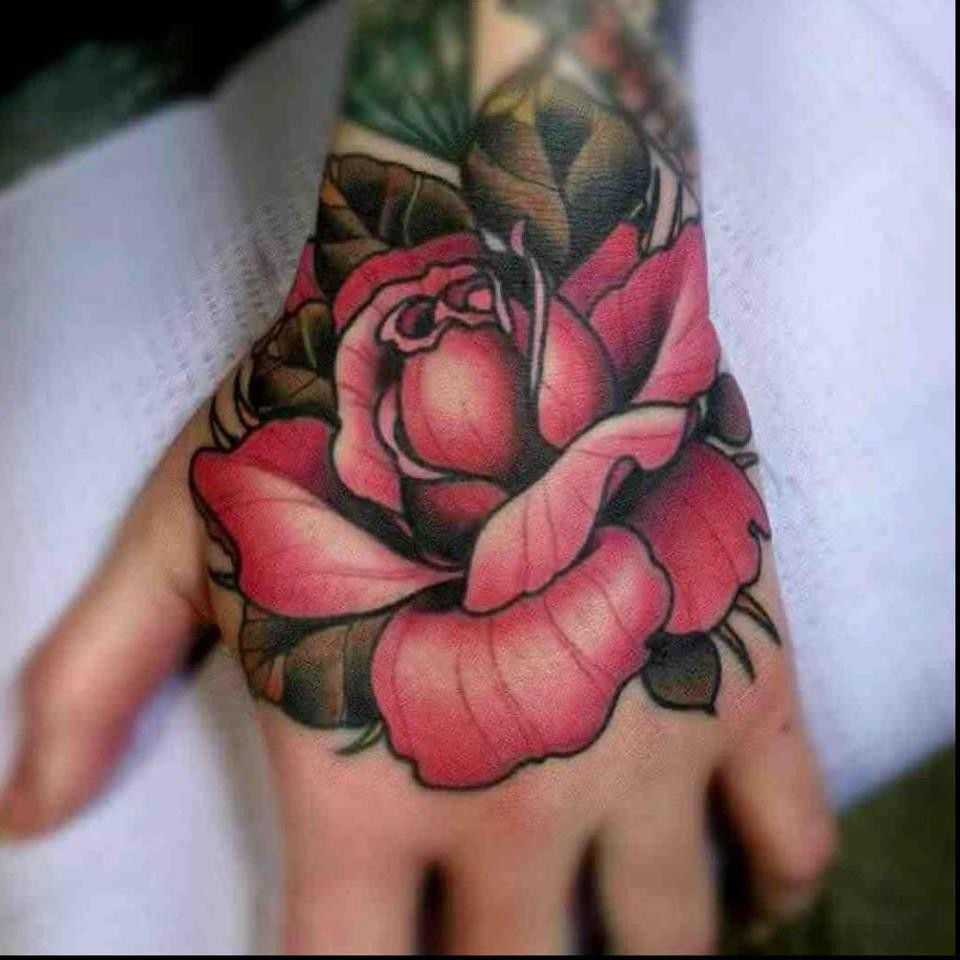 点击大图看下一张：手臂漂亮绚丽的玫瑰纹身图2