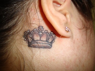 点击大图看下一张：女孩子耳朵后面小小的皇冠纹身图2