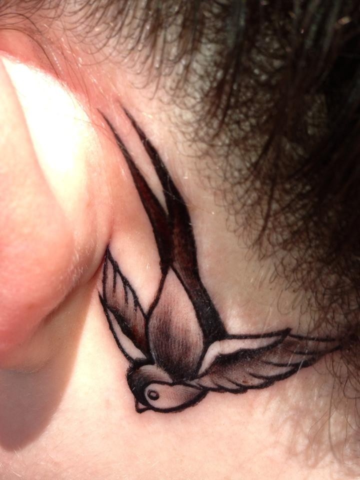 点击大图看下一张：女孩子颈部漂亮唯美的燕子纹身