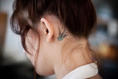 点击大图看下一张：女孩子颈部漂亮唯美的燕子纹身图3
