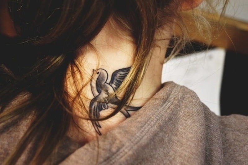 点击大图看下一张：女孩子颈部漂亮唯美的燕子纹身图4