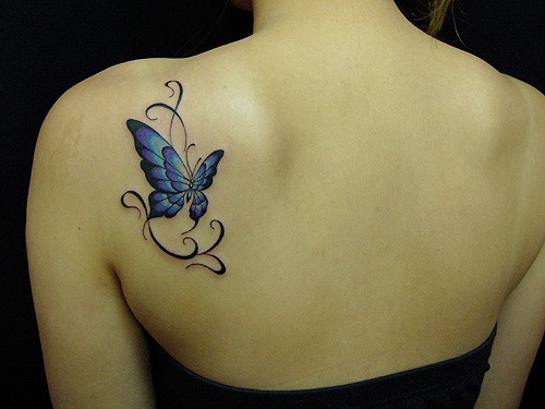 点击大图看下一张：肩部唯美漂亮的蝴蝶纹身