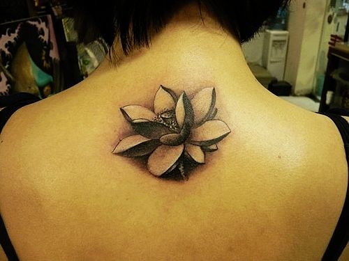 点击大图看下一张：背部好看的莲花纹身