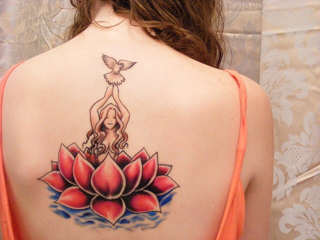 点击大图看下一张：背部好看的莲花纹身图2