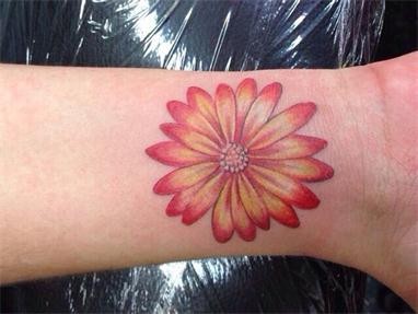 点击大图看下一张：手腕漂亮唯美的花朵纹身