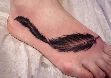 点击大图看下一张：脚背清新的羽毛纹身图2