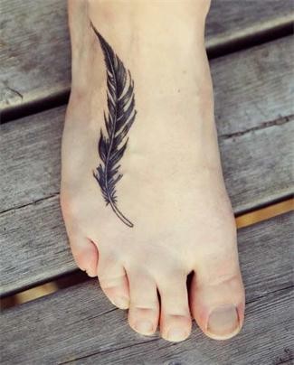 点击大图看下一张：脚背清新的羽毛纹身图3