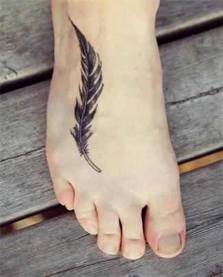 点击大图看下一张：脚背清新的羽毛纹身图3