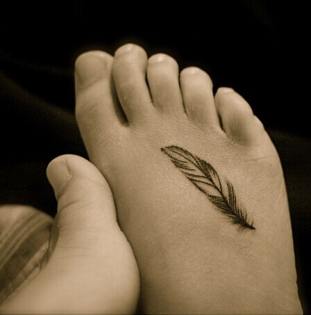 点击大图看下一张：脚背清新的羽毛纹身图5
