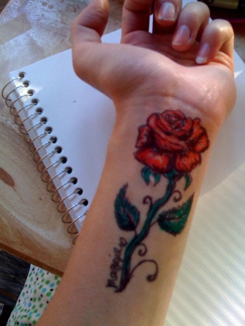 点击大图看下一张：手腕漂亮唯美的玫瑰纹身图3