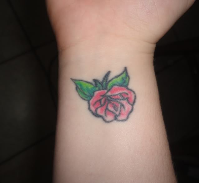 点击大图看下一张：手腕漂亮唯美的玫瑰纹身图4
