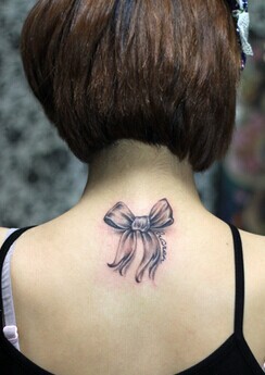 点击大图看下一张：清新唯美的蝴蝶结纹身图2
