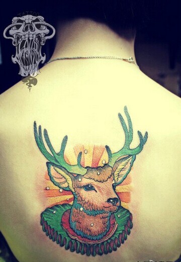 点击大图看下一张：女生背部唯美漂亮的鹿纹身