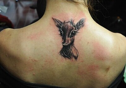 点击大图看下一张：女生背部唯美漂亮的鹿纹身图4