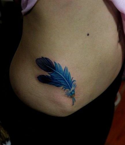 点击大图看下一张：腹部漂亮清新的羽毛刺青图2