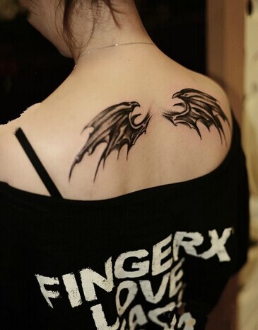 点击大图看下一张：女生背部超级好看的翅膀纹身图5