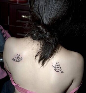 点击大图看下一张：女生背部超级好看的翅膀纹身图4