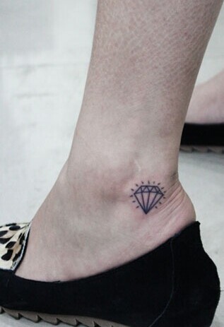 点击大图看下一张：脚踝超级闪亮的钻石纹身图2