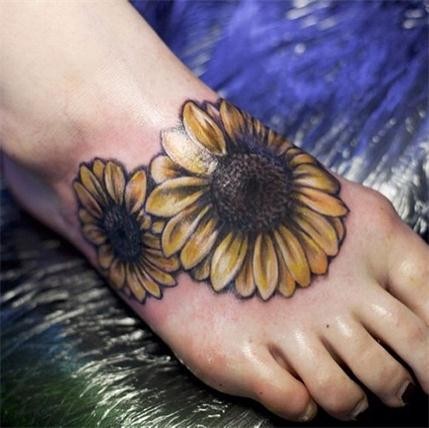 点击大图看下一张：在脚背上纹上自己喜爱的花朵图2