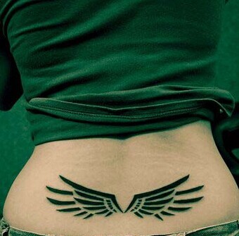 点击大图看下一张：后腰时尚的翅膀纹身图4