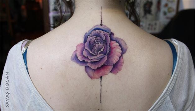 点击大图看下一张：女性背部漂亮好看的玫瑰刺青