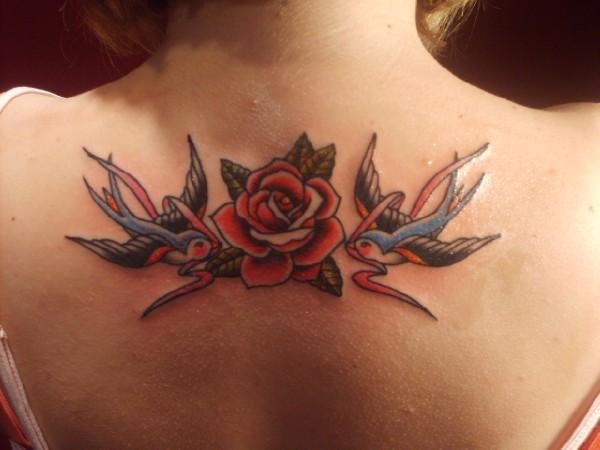点击大图看下一张：女性背部漂亮好看的玫瑰刺青图2