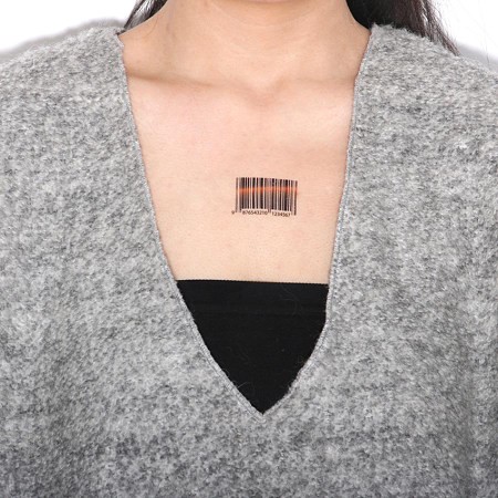 点击大图看下一张：阳光小美女的胸部条形码纹身