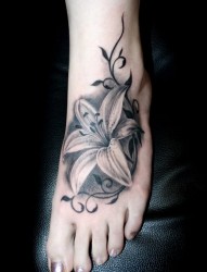 脚背优雅的花朵纹身