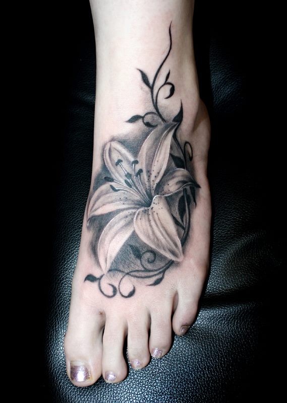 点击大图看下一张：脚背优雅的花朵纹身图2