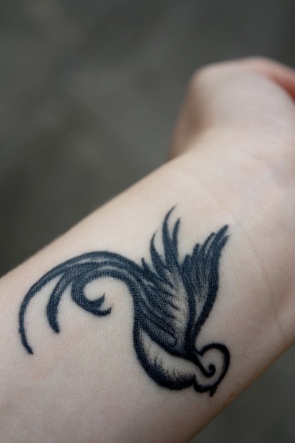 点击大图看下一张：手腕漂亮小巧的燕子纹身图4