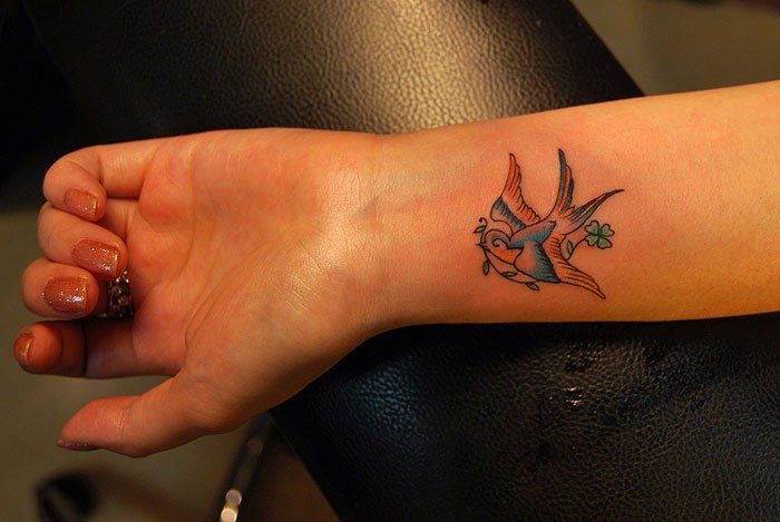 点击大图看下一张：手腕漂亮小巧的燕子纹身图3