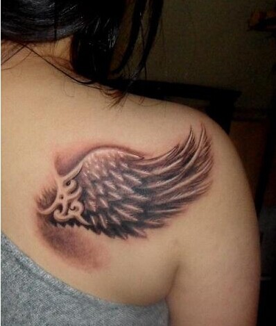 点击大图看下一张：肩部超级有个性的翅膀纹身图3