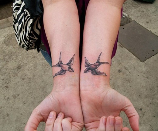 点击大图看下一张：手腕时尚漂亮的燕子纹身图3