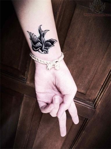 点击大图看下一张：手腕时尚漂亮的燕子纹身图5