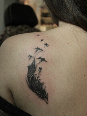 点击大图看下一张：女性肩部优雅的羽化燕纹身图2