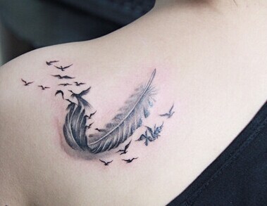 点击大图看下一张：女性肩部优雅的羽化燕纹身