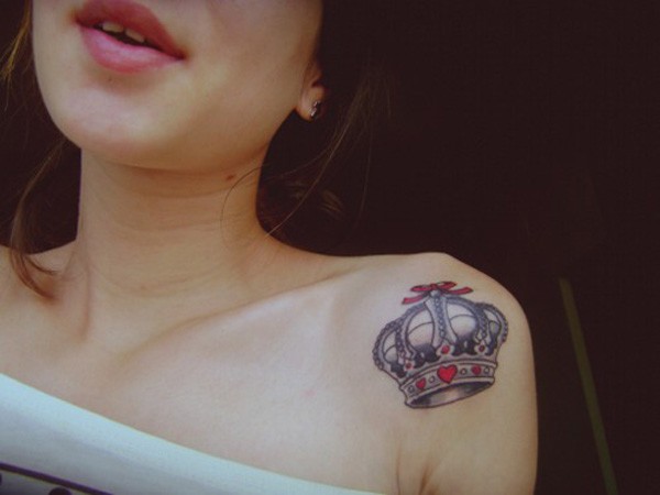 点击大图看下一张：女生肩部唯美的皇冠刺青