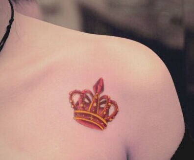 点击大图看下一张：女生肩部唯美的皇冠刺青图2