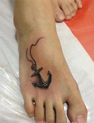 脚背背上漂亮的船锚纹身