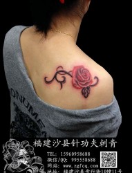 女性肩部玫瑰花纹身