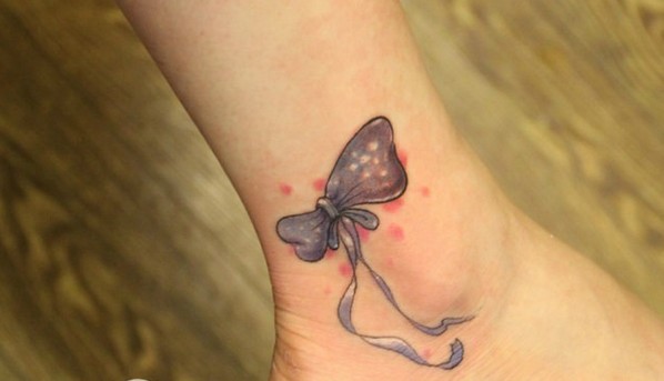 点击大图看下一张：脚踝上漂亮清新的蝴蝶结纹身