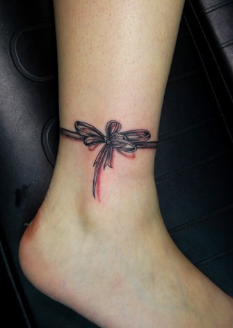 点击大图看下一张：脚踝上漂亮清新的蝴蝶结纹身图2