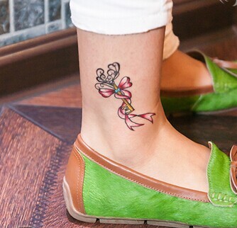 点击大图看下一张：脚踝上漂亮清新的蝴蝶结纹身图3