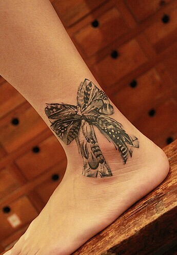 点击大图看下一张：脚踝上漂亮清新的蝴蝶结纹身图5